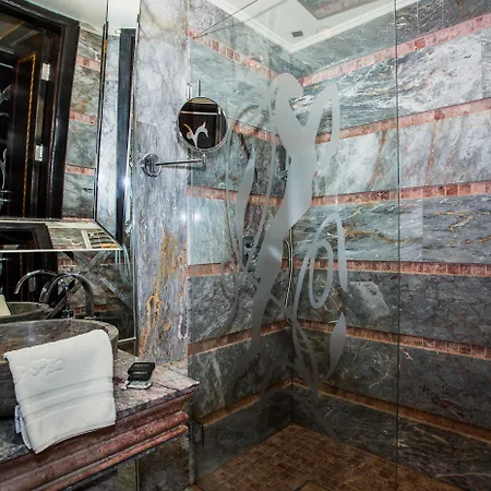 Royal Castle Design & 호텔 엘레니테