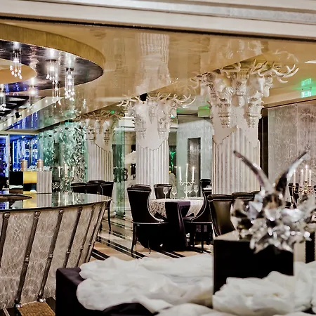 Royal Castle Design & 호텔 엘레니테