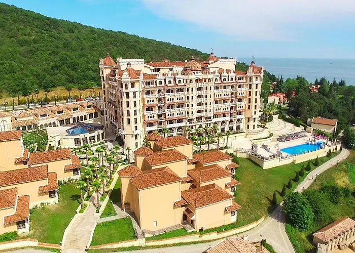 Royal Castle Design & Otel Elenite