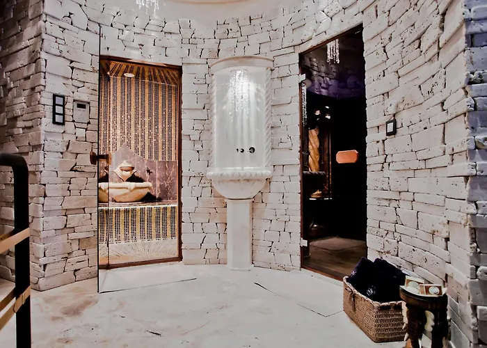 Royal Castle Design & Hotel